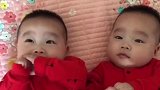 双胞胎宝宝睡醒在床上玩，接下来两个人的表情好萌，简直太可爱了