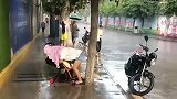 这就是妈妈，什么时候都可以为你遮风挡雨，伟大的母爱！