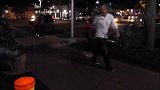 打扮成草人吓路人，被吓到的美女还想拍照