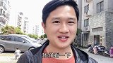 年轻小夫妻带孩子吹泡泡，两个宝宝开心玩耍，羡慕童年的无忧无虑