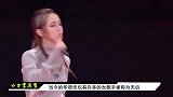 王菲上台深情拥抱岳云鹏，谁注意到小岳岳左手网友细节见修养