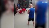 作死！业余选手挑衅专业MMA运动员 最后被绞晕在地