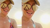 李玟晒泳装照身材火辣肤色健康，称阳光先生，我好想念你