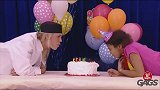 邀请路人吹蜡烛，结果把蛋糕吹到了女孩脸上，路人非常尴尬