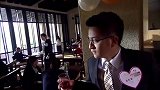 小伙看着心上人参加婚庆联谊，在后背故意说她坏话