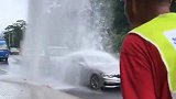 马路边水管破裂，司机们都等急眼了，车主跟个没事人似的！