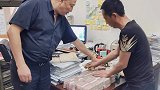 男子扛100万现金到法院还钱：我银行账户被冻结了，还现金吧