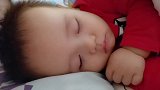 小宝宝睡觉的时候就像个天使，小模样太可爱了，真是叫人喜欢！