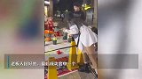 女子套圈技术太差老板4次放水，网友：老板尽力了
