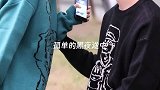 刚吵完架，不好意思道歉，只好先过来假装偷拍