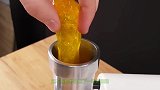 把打火机放进绞肉机里会怎样？小伙作死实测，结果出乎意料！