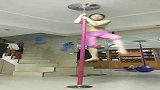 小姐姐爬钢管的动作还挺敏捷的