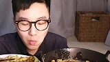 小哥吃饭看着真是好有食欲，温柔的灯光，吃相都让人感觉很舒服