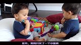妈妈只买了一个小座椅，而双胞胎都想坐，接下来的画面太逗了