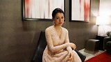 胡杏儿产后复工状态佳，穿银色礼服身段优雅高贵