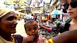 我在印度遇到了一位奇怪的乞讨者到底应不应该帮她