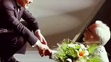 久石让 演奏完，宫崎骏 上来献花，久石让开心的像个孩子，当代的伯牙子期，高山流水天作之合！一生的挚友