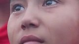 新疆小姑娘在天安门广场看升旗，眼泪里藏着对祖国的滚烫热爱：这是我心中永远抹不去的红！
