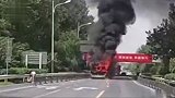 南京公交车起火致2死5伤细节：死者中有1名儿童，背包携带锂电池乘客未受伤