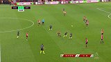 原来阿圭罗在场上？禁区得球抡射遭后卫封堵