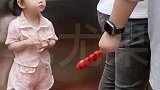萌娃在电梯里偷吃糖葫芦，他们竟然没有发现