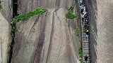 安徽天柱山百步云梯，几乎垂直挂在峭壁之上，手脚并用，攀爬而上