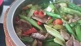 男子在餐馆吃木桶饭，感觉自己受到欺骗