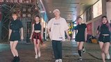 90后帅哥美女街头跳舞，舞姿活泼节奏感十足，五个人配合非常默