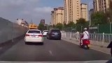 骑车时，还是好好看路吧