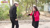 爆笑喜剧：二叔两口路边打架，二货劝架不料却被媳妇打，过程真逗