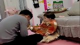 爸爸让小棉袄闻一下脚，不料小棉袄直接“熏晕”过去，太逗了！