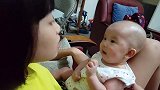 小宝宝不服姐姐老大地位，瞪大眼睛霸气叫嚣：来啊，吵一架吧！