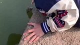 男生在河边抓乌龟，一连抓了好几只