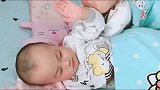 双胞胎哥哥终于睡着了，这下报仇的机会终于来了