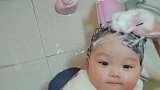 妈妈给宝贝洗头发，宝贝的样子好呆萌呀