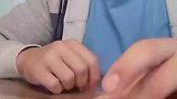 国外男子表演手指弹破核桃