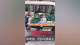 高速施救人员对事故车趁火打劫，随意挑选货物搬走，还开中巴来装