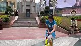 女生表演花式骑自行车，这平衡感太酷了