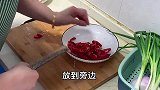 鱿鱼怎么炒才不会柴,教你一招,出锅香辣脆嫩,下饭更下酒