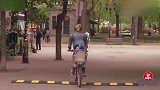 国外恶搞，粗心的妈妈骑单车竟然把孩子从后座颠了下来，路人蒙了