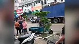 广东一男子开铲车见人就冲、见车就撞，致人受伤多车被损？警方：司机已抓获