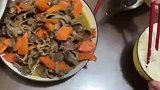 老婆刚煮完饭，老公就开始吐槽