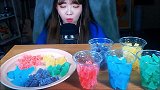 少女吃日式糖果，颜色很丰富！