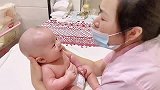刚出生三个月的小婴儿，喜欢和保姆阿姨聊天，是个话痨宝宝！