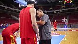 篮球-18年-中国男篮蓝队赛前训练 惊险一幕：吴前左手挫伤-新闻