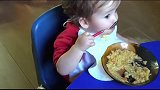 幼儿园小宝宝自己吃饭，拿着小勺慢悠悠吃饭，这独立性太棒了