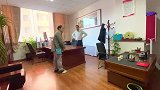 办公室的整体布局中，办公人员与所坐位置要匹配，用品位置要合理