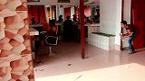 恶作剧：用喷壶悄悄地浇灭路人手里的香烟，路人一抽懵圈了