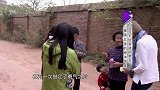 想起16年抚养女儿的不易，养母泪如雨下，女儿见状紧紧抱住她