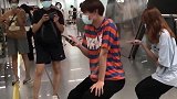 路人整蛊，穿隐形椅套路帅弟弟，拿来吧你！(1)